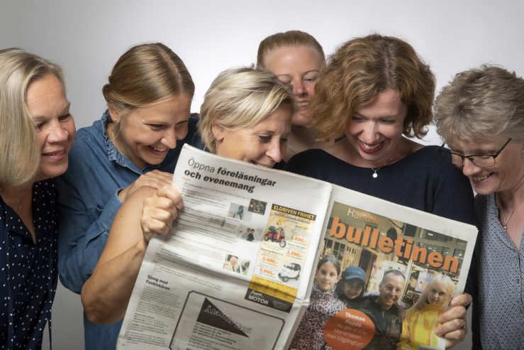 Förbundets personal läser senaste numret av Bulletinen