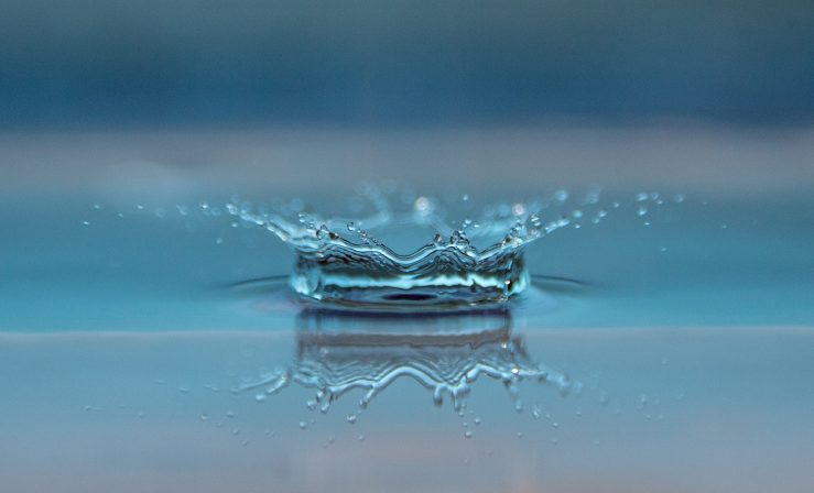 Vattendroppe med ringeffekter