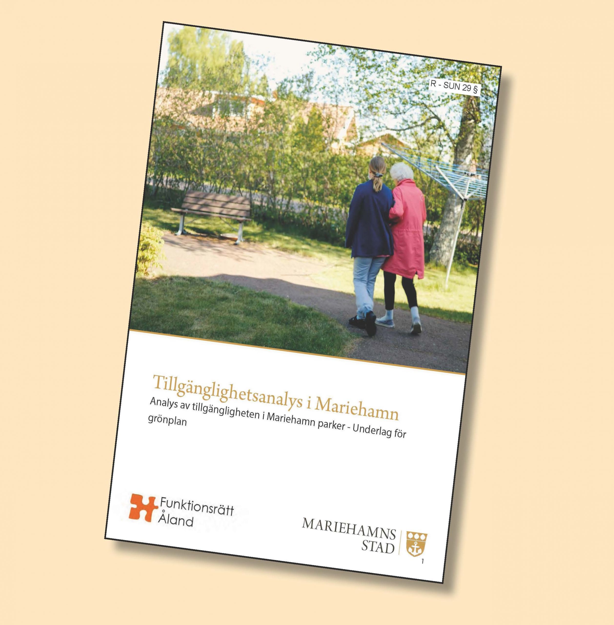 Bild av tillgänglgihetsanalysens framsida där det står "Tillgänglighetsanalys i Mariehamn" samt är ett foto på en äldre och yngre persone som promenerar i en park.