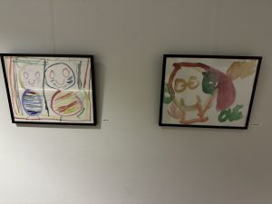 Två färgglada målningar med personer.