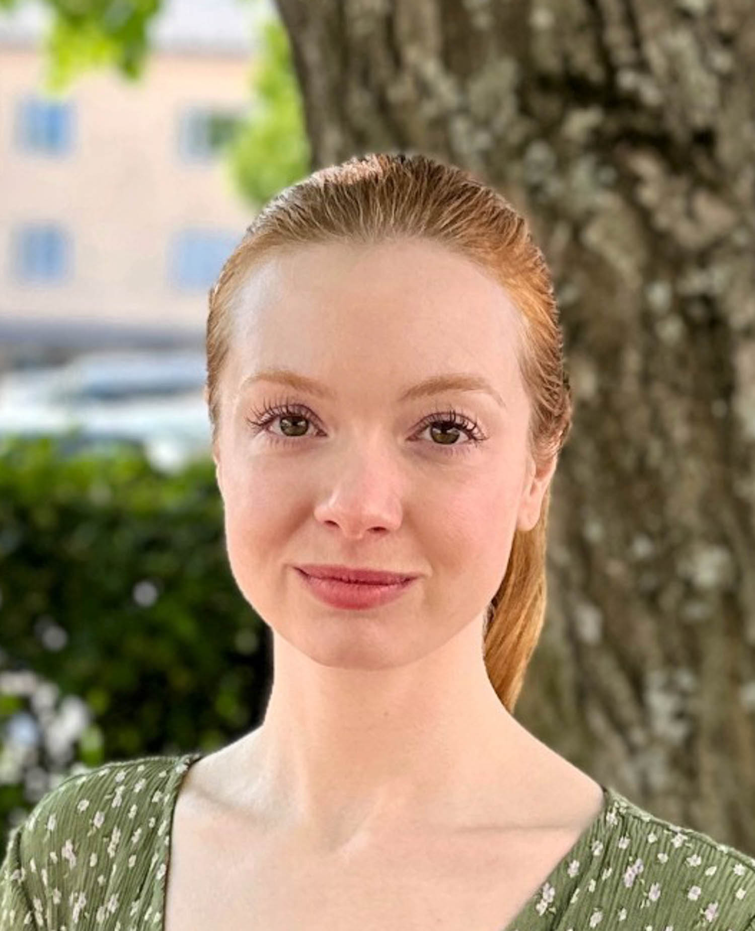 Porträtt av kvinna med rött uppsatt hår