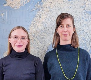 Foto av två unga kvinnor framför Nordenkarta