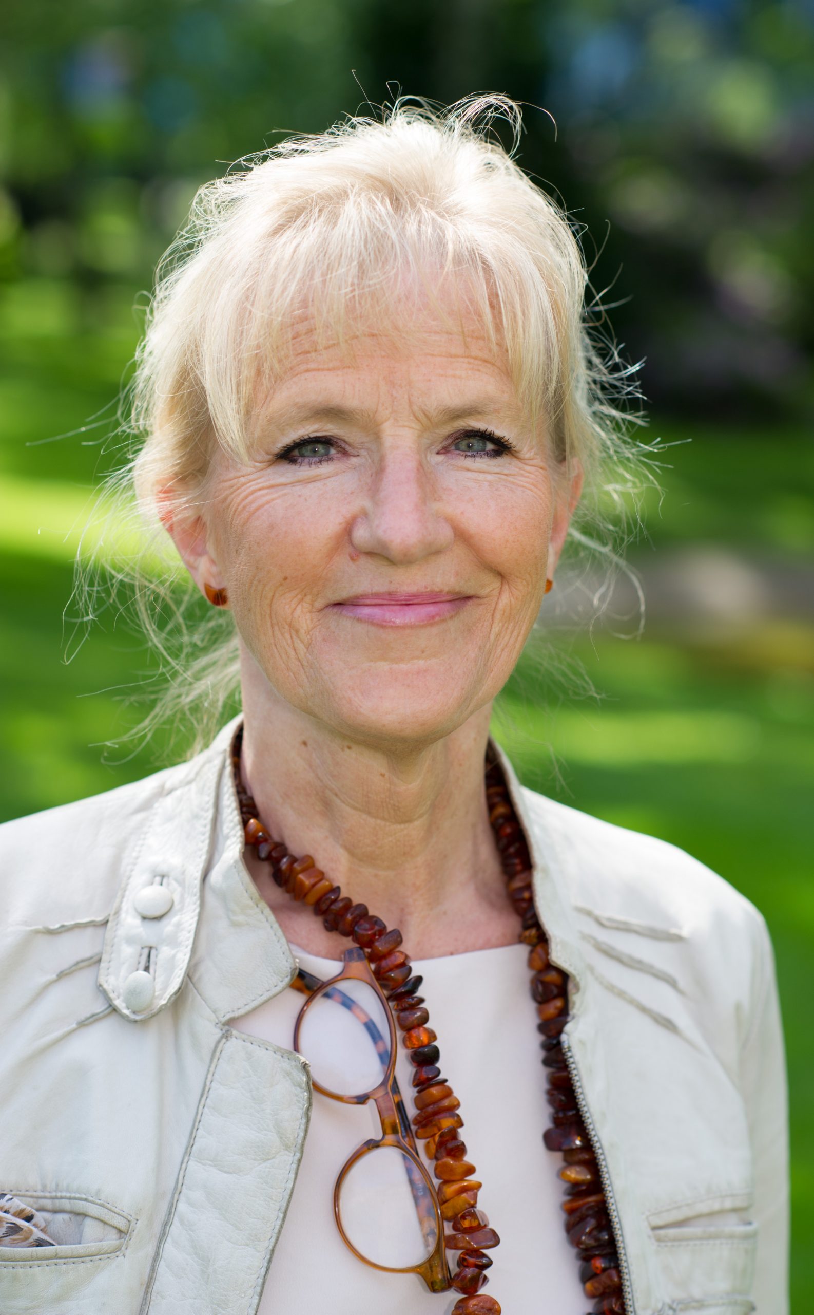 Porträtt av kvinna med blont hår