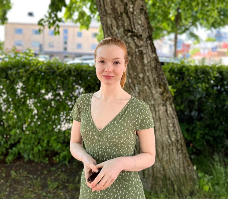 Foto av kvinna med uppsatt hår och grön klänning