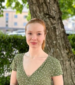 Porträtt av kvinna med rött uppsatt hår