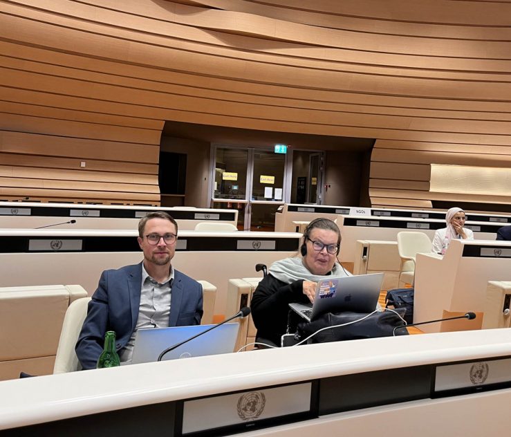 Foto visar man och kvinna i aula vid datorer