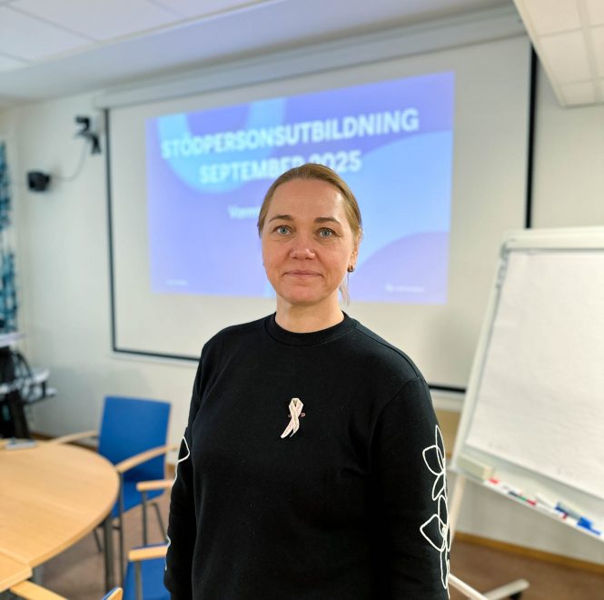 foto av kvinna med uppsatt hår