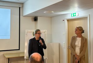 Bild av två kvinnor varav en håller en mikrofon