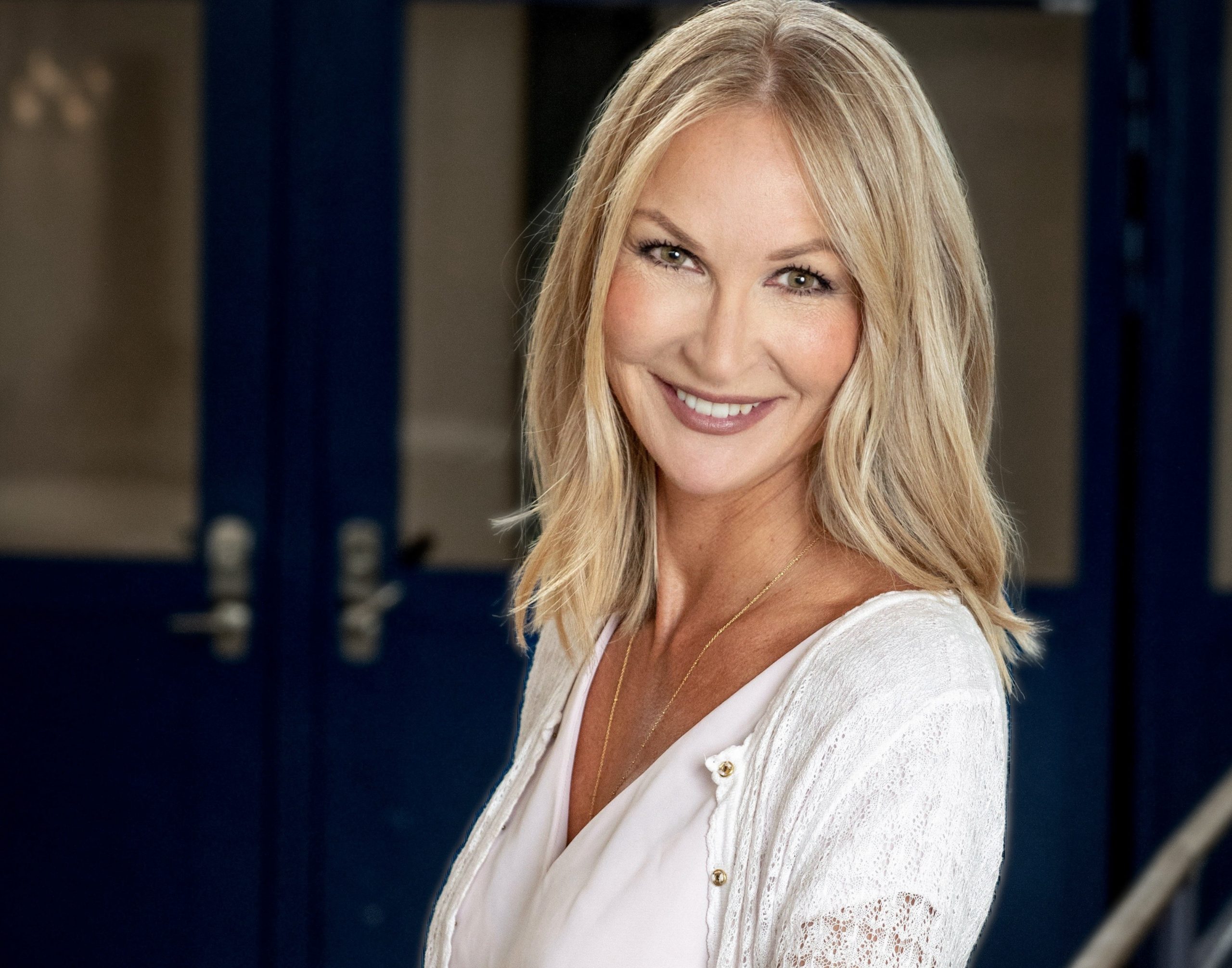 Porträtt av leende blond kvinna