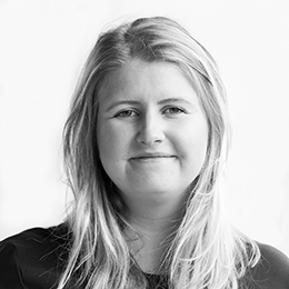 Svartvit porträtt av kvinna med långt hår