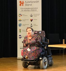 foto visar kvinna i elrullstol