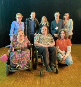 foto av grupp personer, några har rullstol