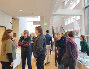 folksamling vid mässbord