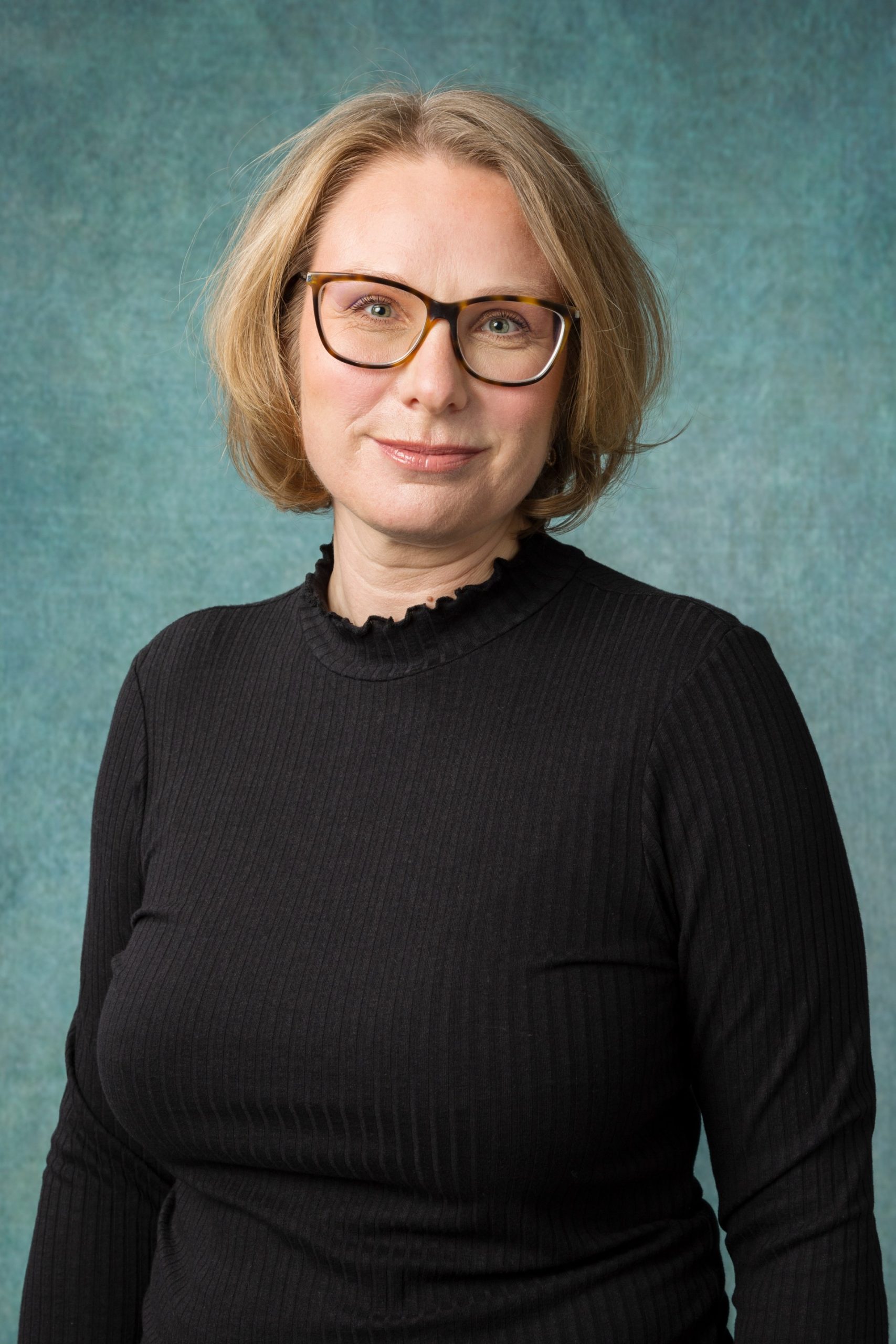 Porträtt av en kvinna i svart tröja