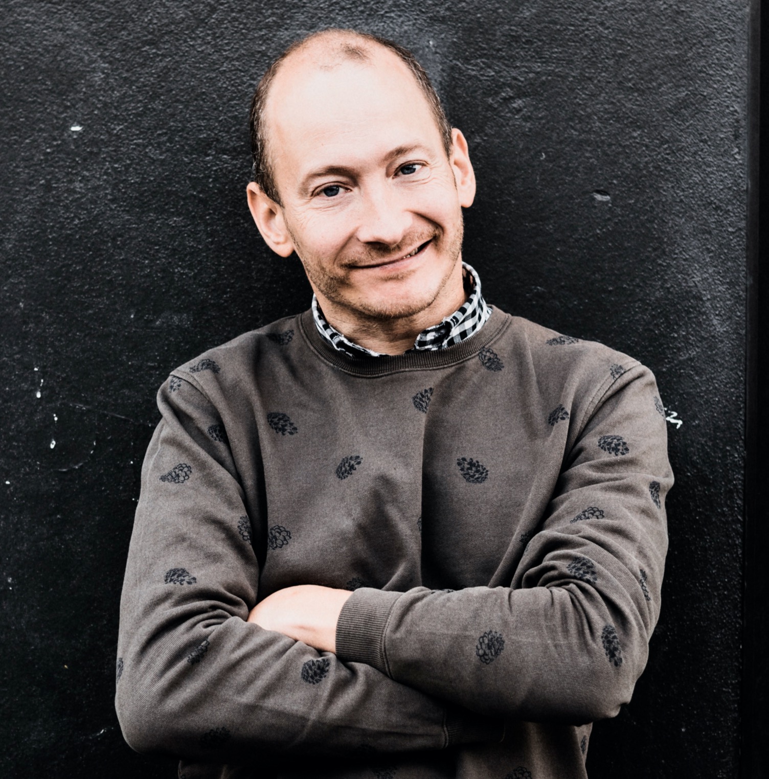 Foto av man med armarna i kors