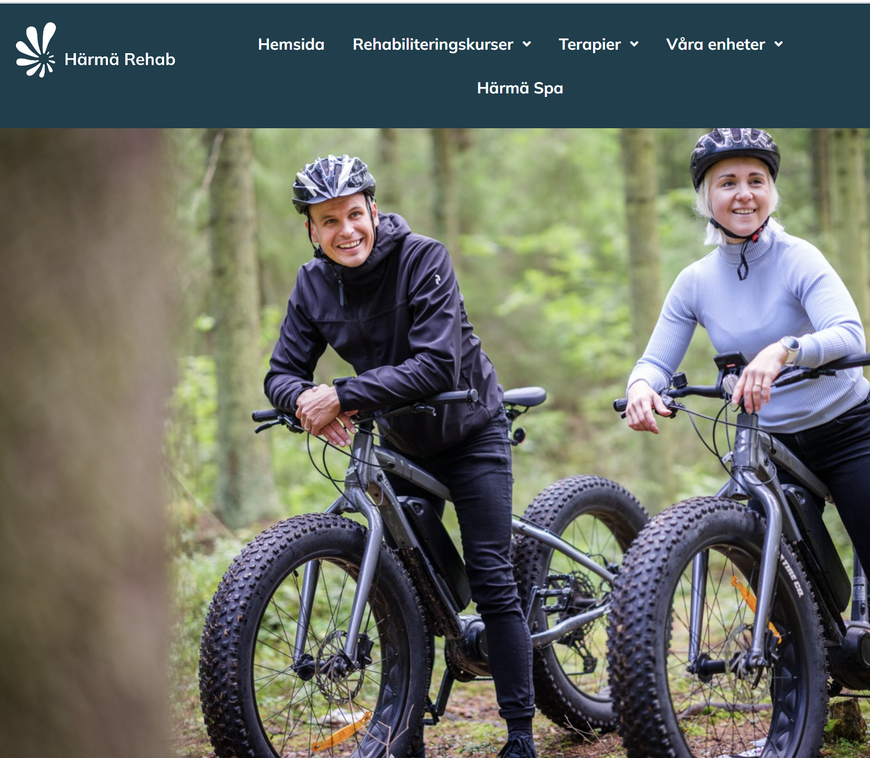 Skärmbild av hemsida med foto av två personer på cyklar i en skog