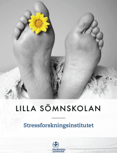 Framsida av bok, med bild av fötter och text Lilla sömnskolan
