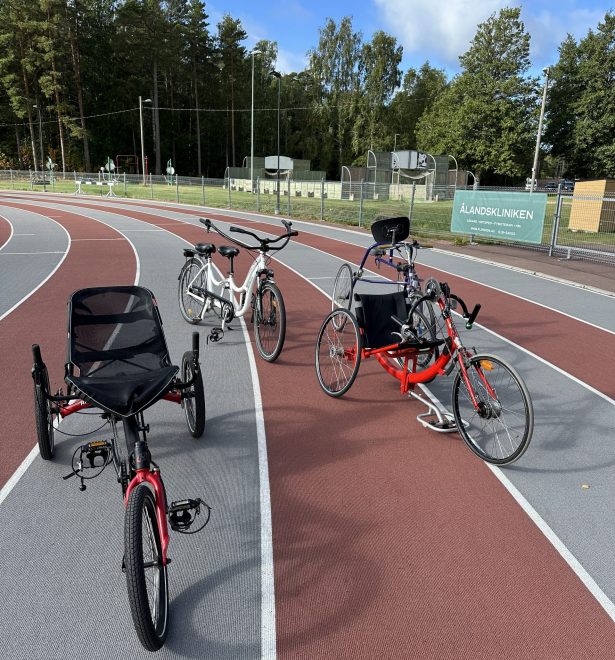 Foto visar två liggcyklar och en tandemcykel